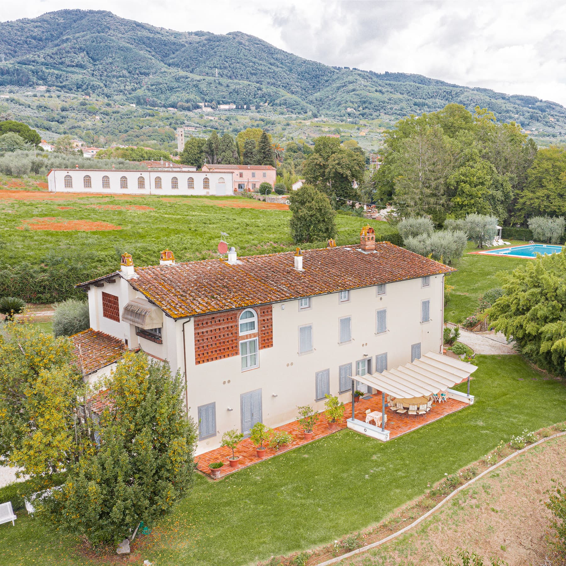 Elegant Villa Amidst Tuscany's Scenic Hills