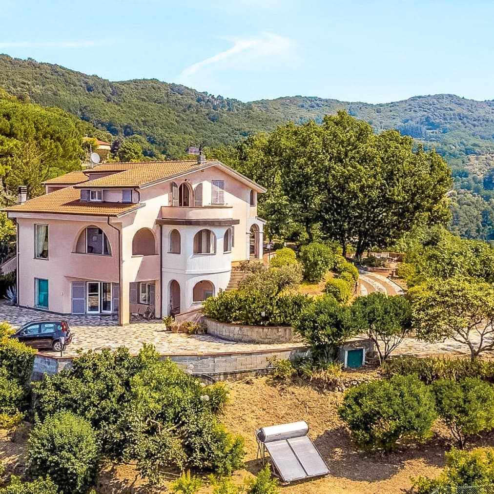 Villa elegante a Sarzana, cuore della Liguria