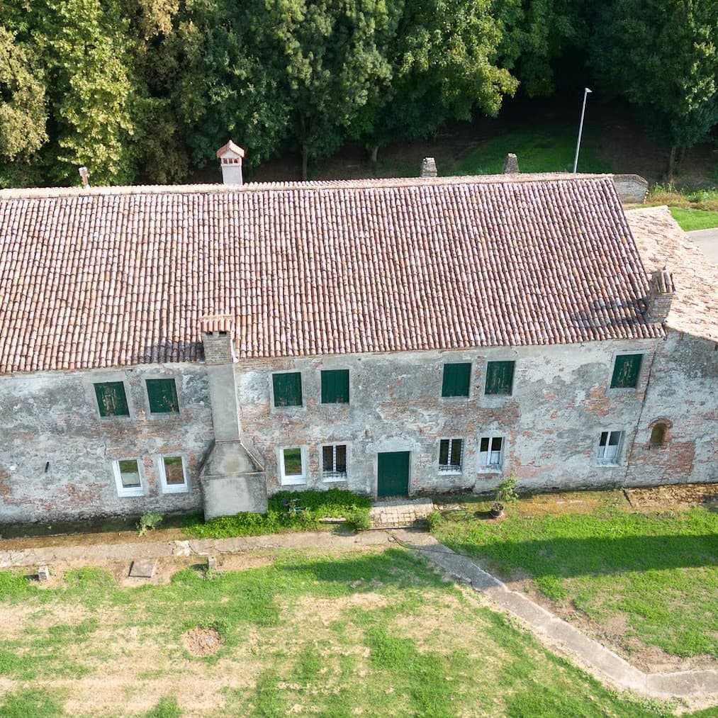 Casale storico a Frassinelle Polesine con ampia corte