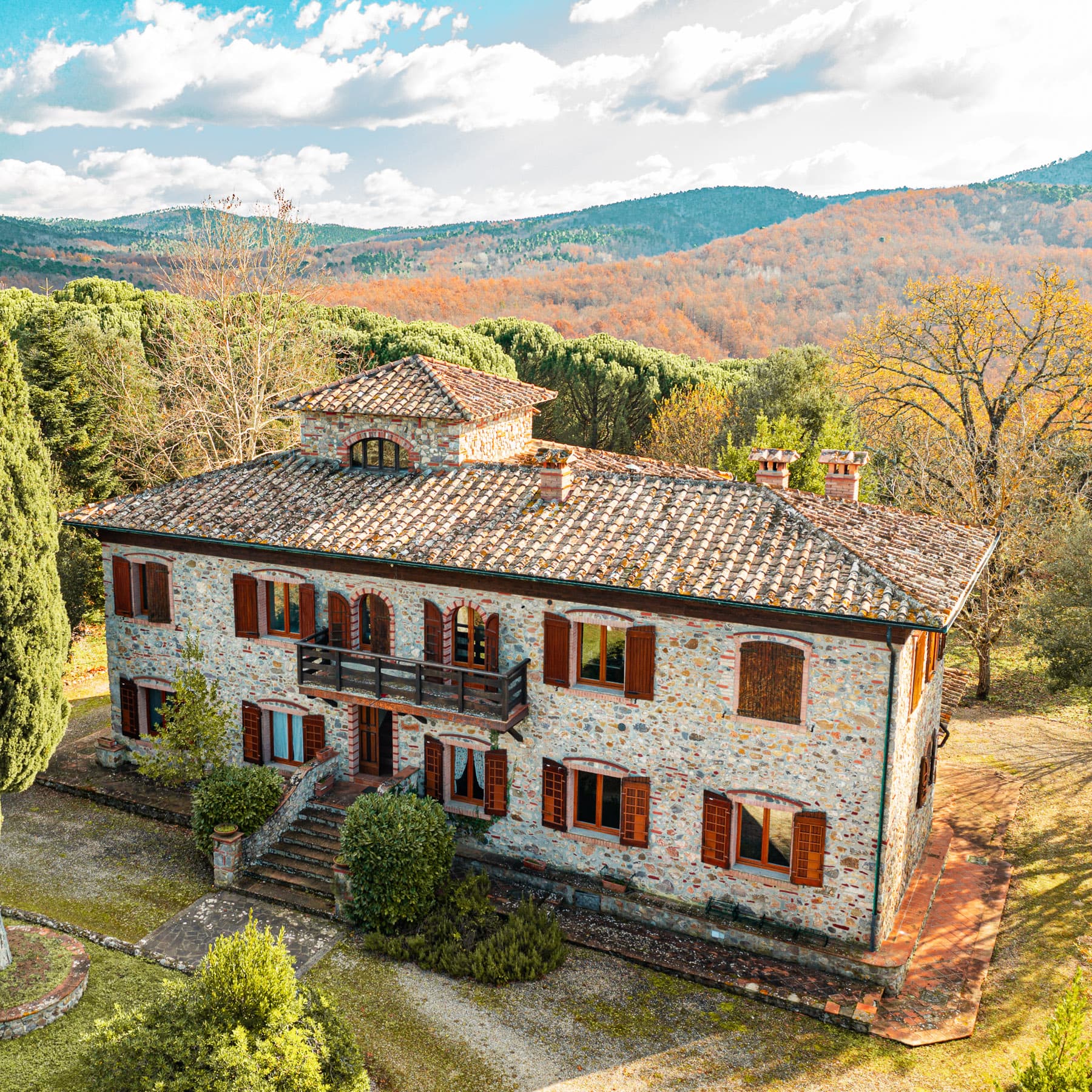 Charming Villa Amidst Tuscany's Rolling Hills