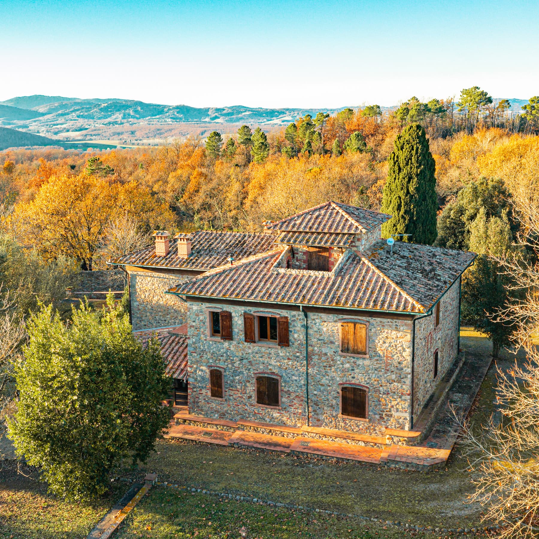 Charming Villa Amidst Tuscany's Rolling Hills