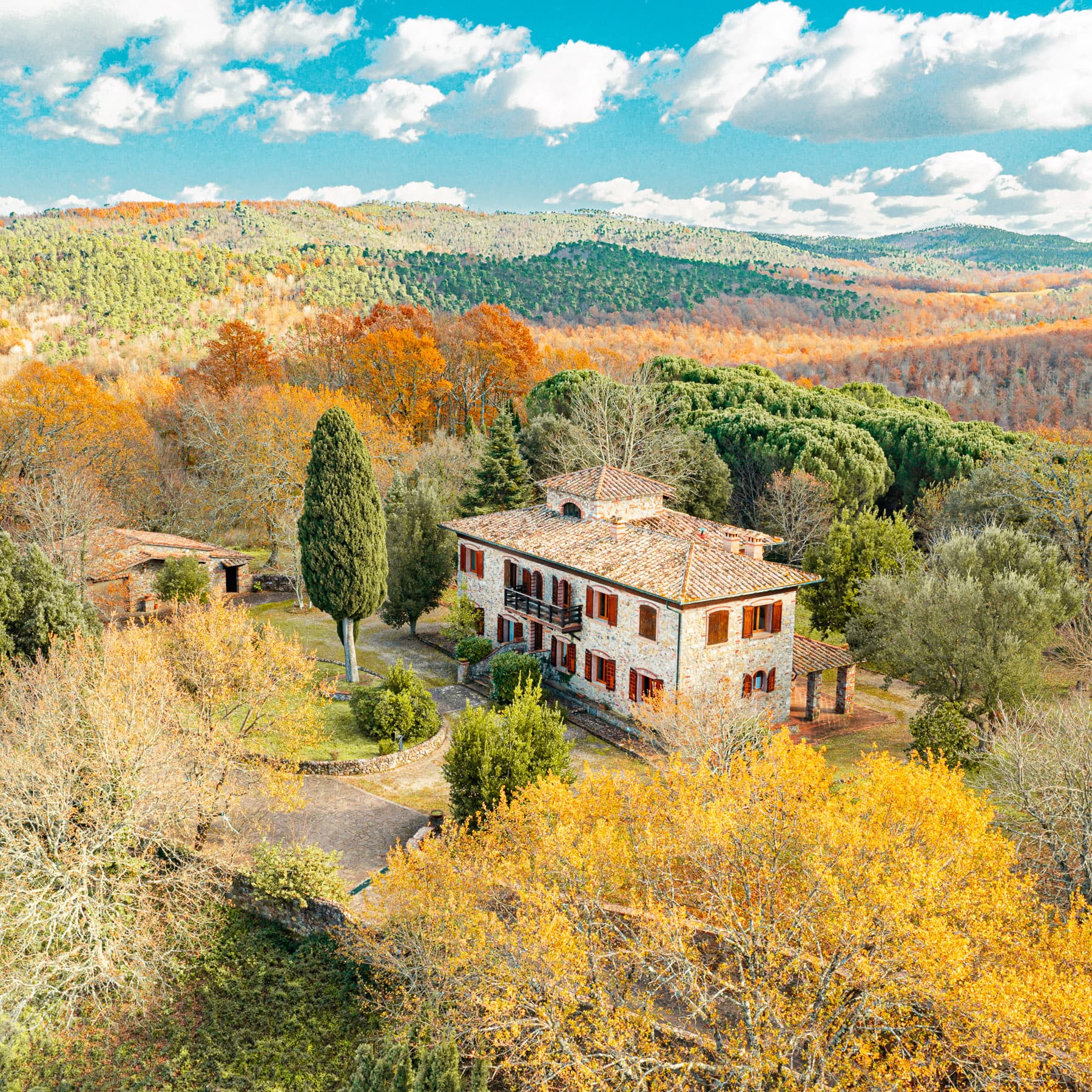 Charming Villa Amidst Tuscany's Rolling Hills