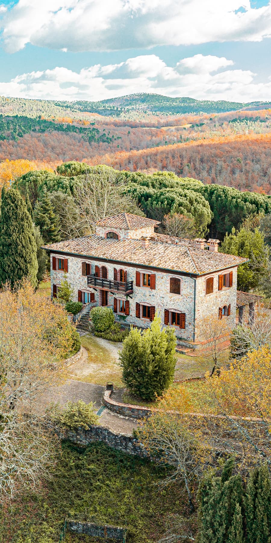 Charming Villa Amidst Tuscany's Rolling Hills