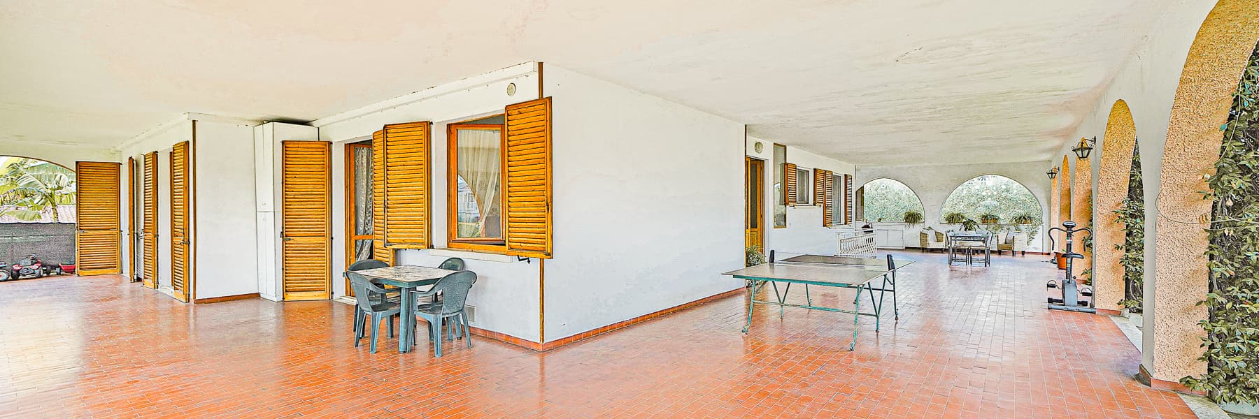 Villa spaziosa a Moniga del Garda, ampi spazi e privacy