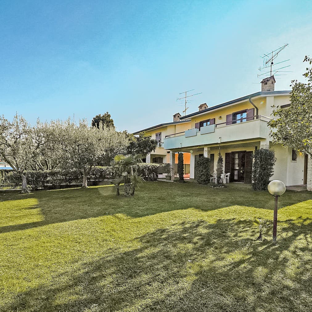 Detached Villa Overlooking Lake Garda in Lombardy