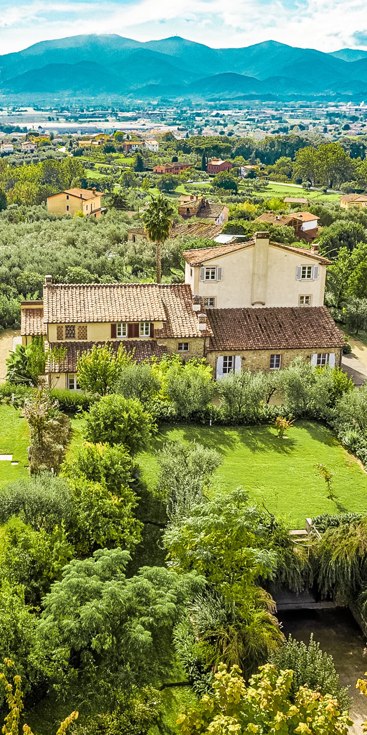 Villa in Montecarlo with Vineyard and Pool