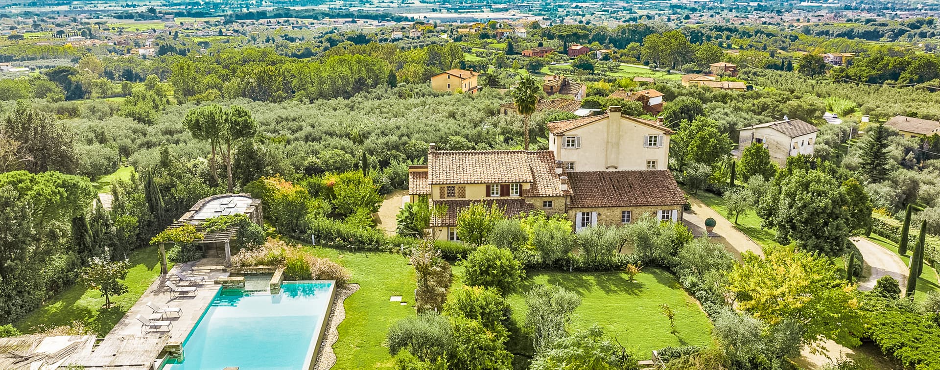 Villa in Montecarlo with Vineyard and Pool