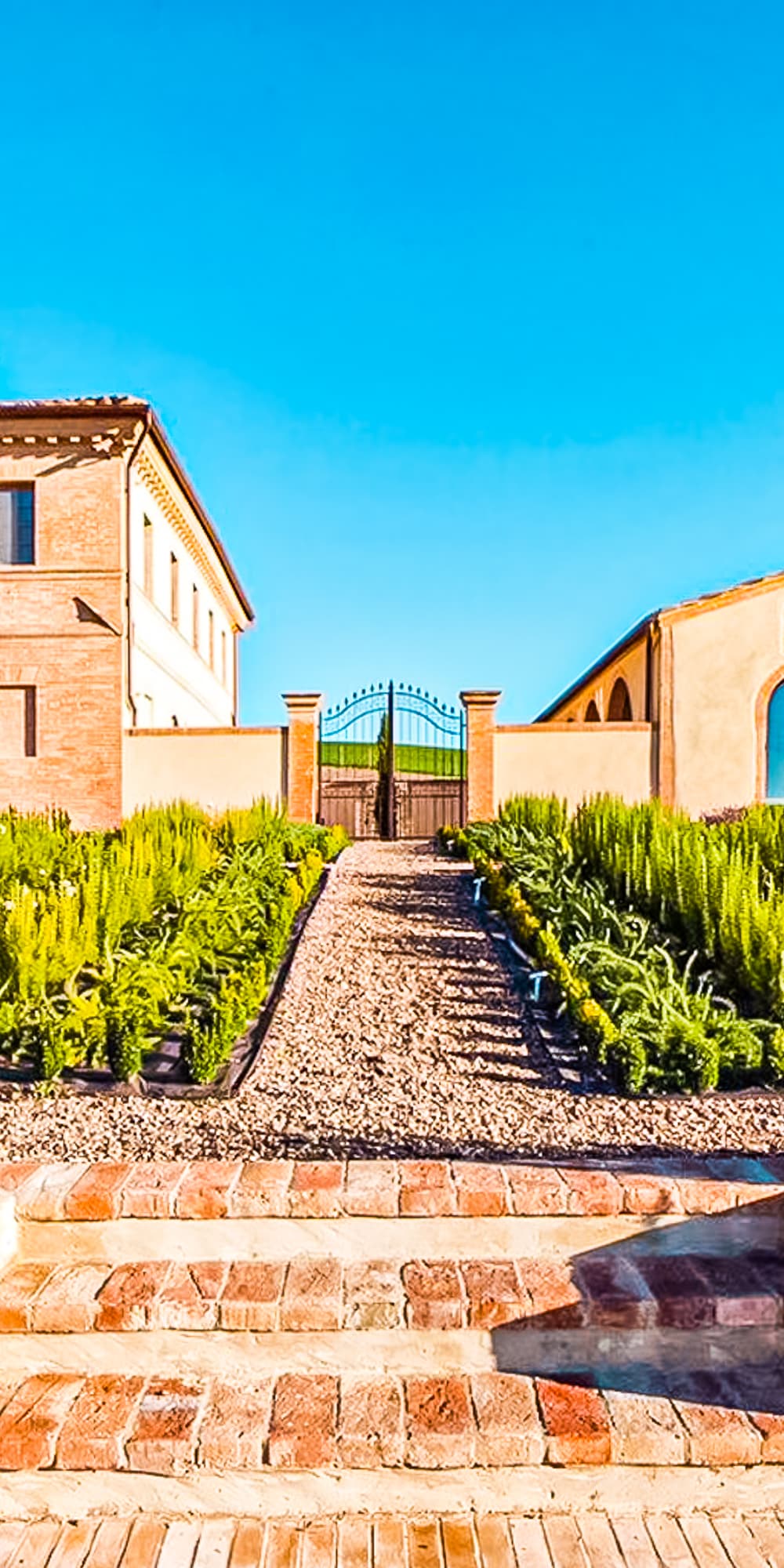 Elegant Villa with Infinity Pool in Tuscany