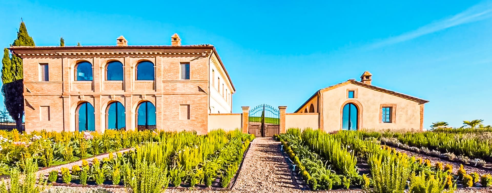Elegant Villa with Infinity Pool in Tuscany