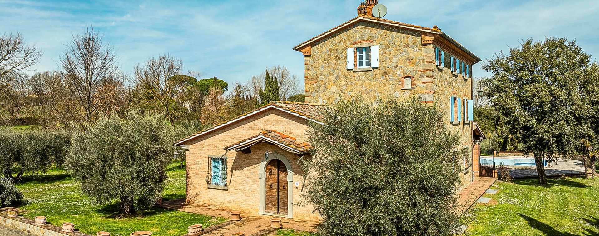 Casale panoramico in Toscana, tra ulivi e piscina