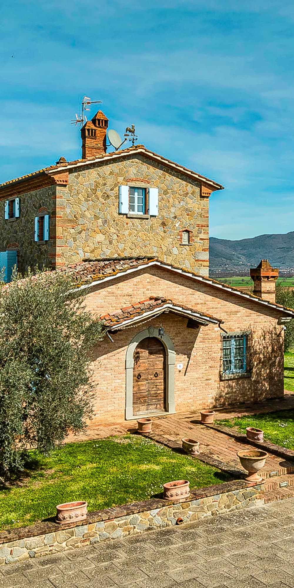 Casale panoramico in Toscana, tra ulivi e piscina