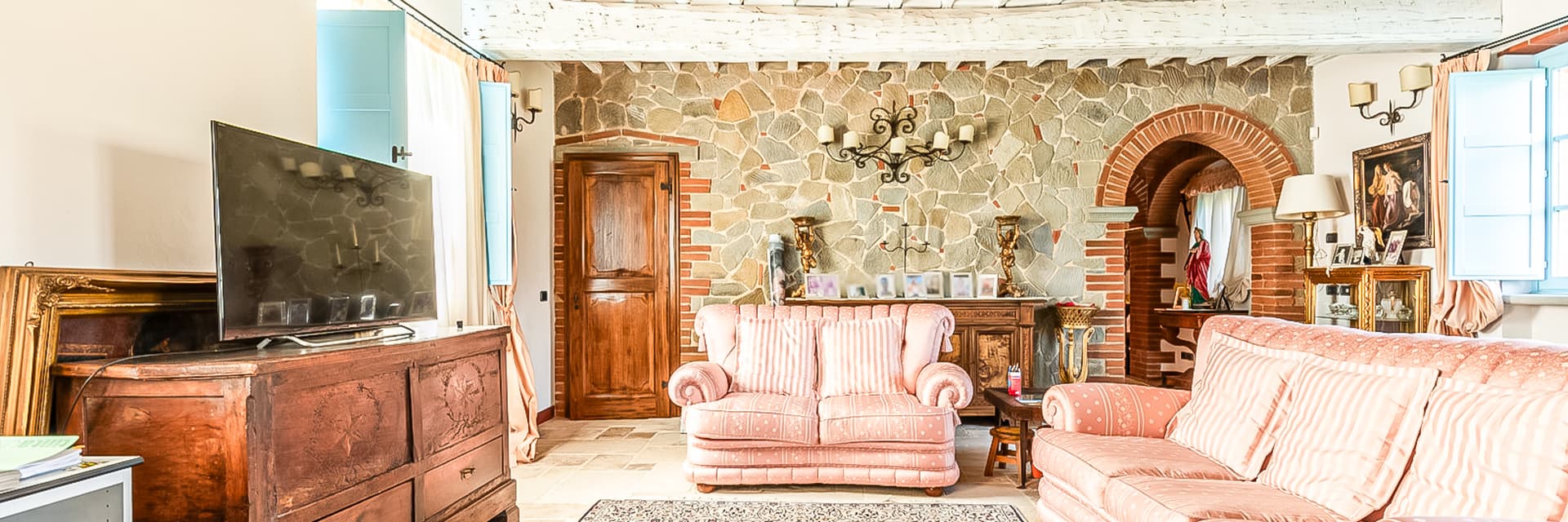Casale panoramico in Toscana, tra ulivi e piscina