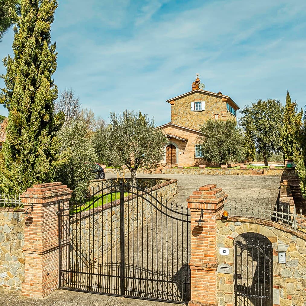 Casale panoramico in Toscana, tra ulivi e piscina