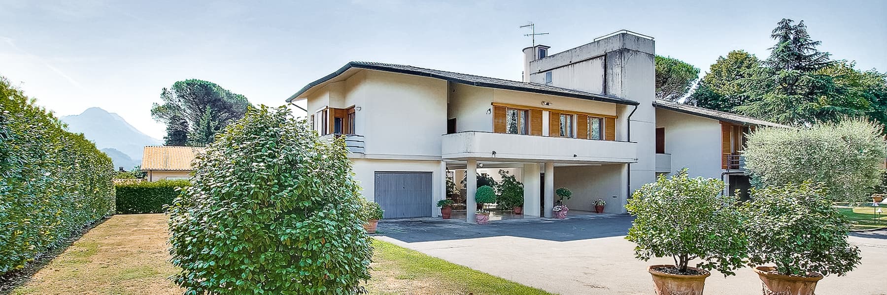 Villa anni '70 con piscina nel verde di Barga, Toscana