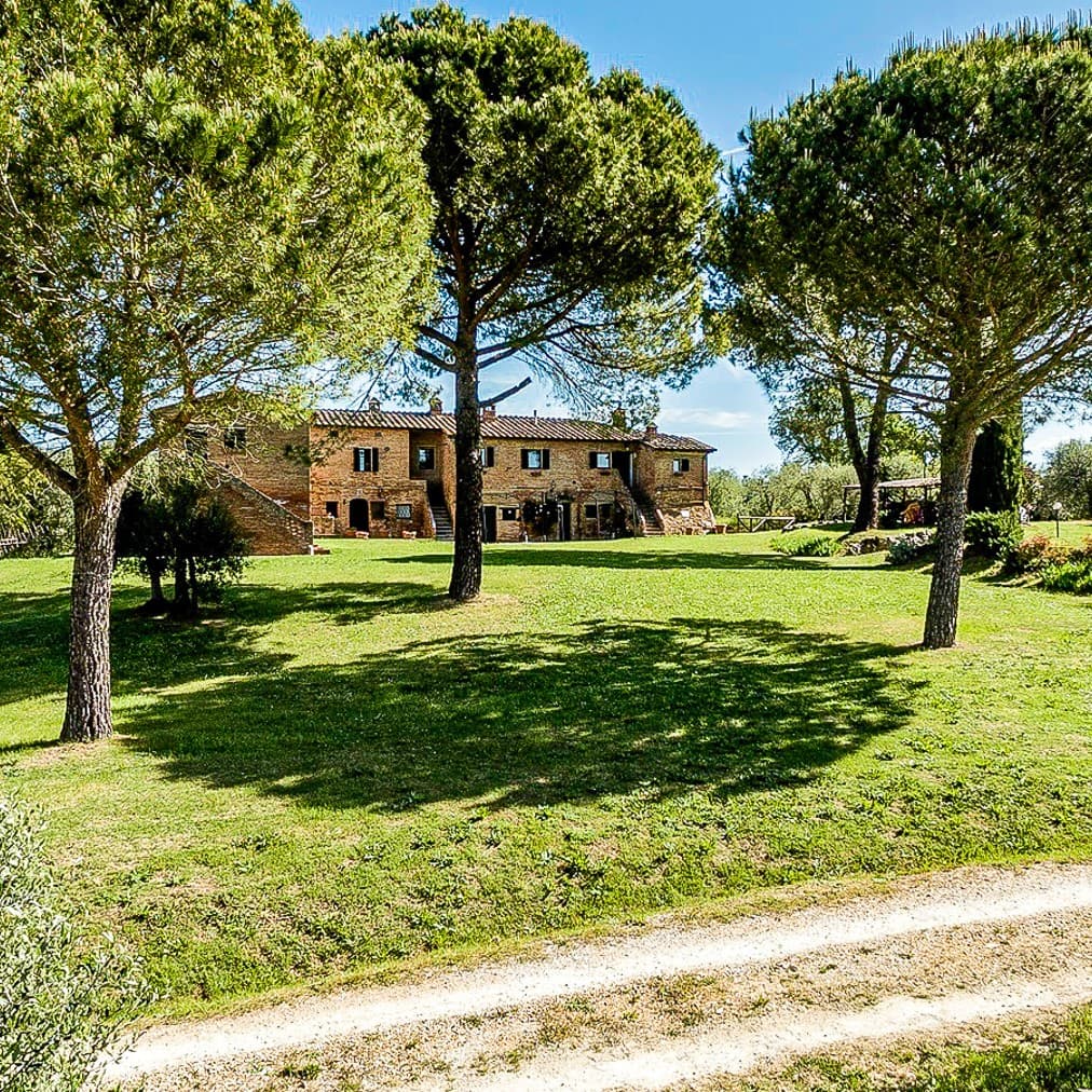 Country House with Pool in Scenic Tuscan Countryside