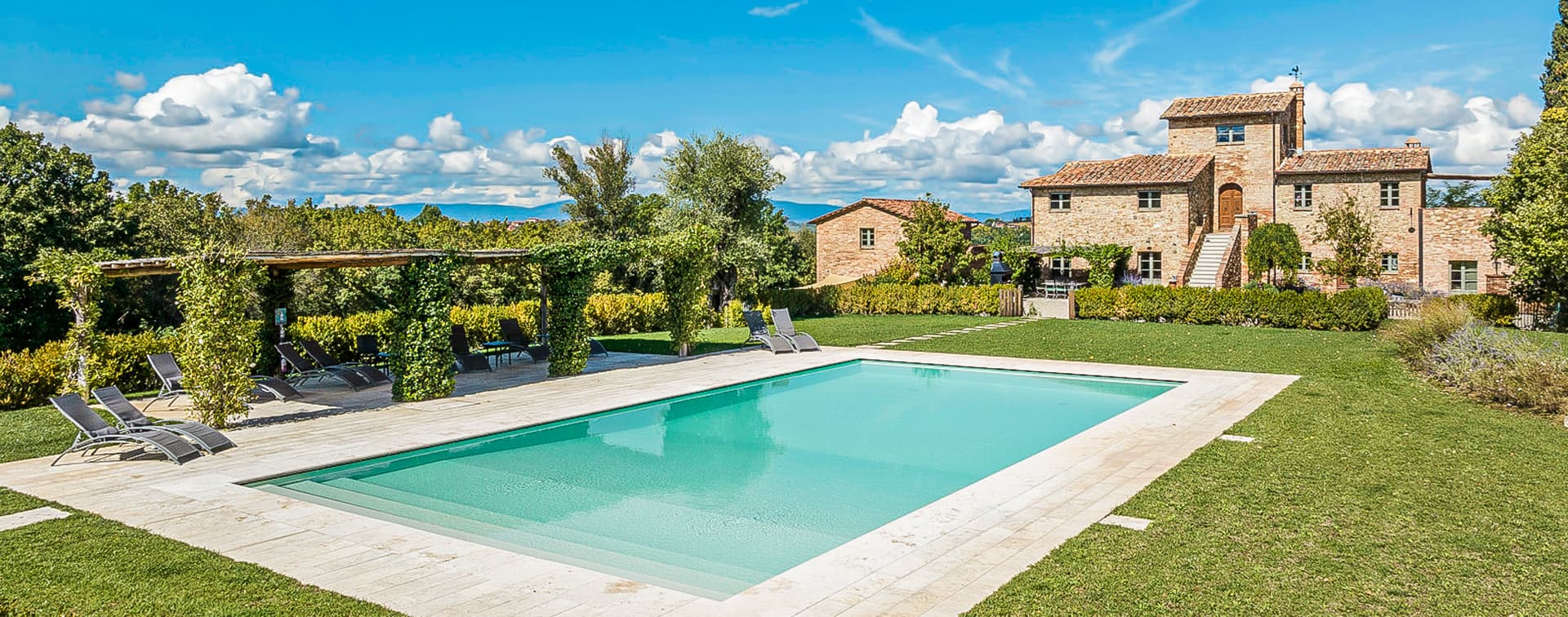 Casale di Lusso con Piscina nella Campagna Toscana