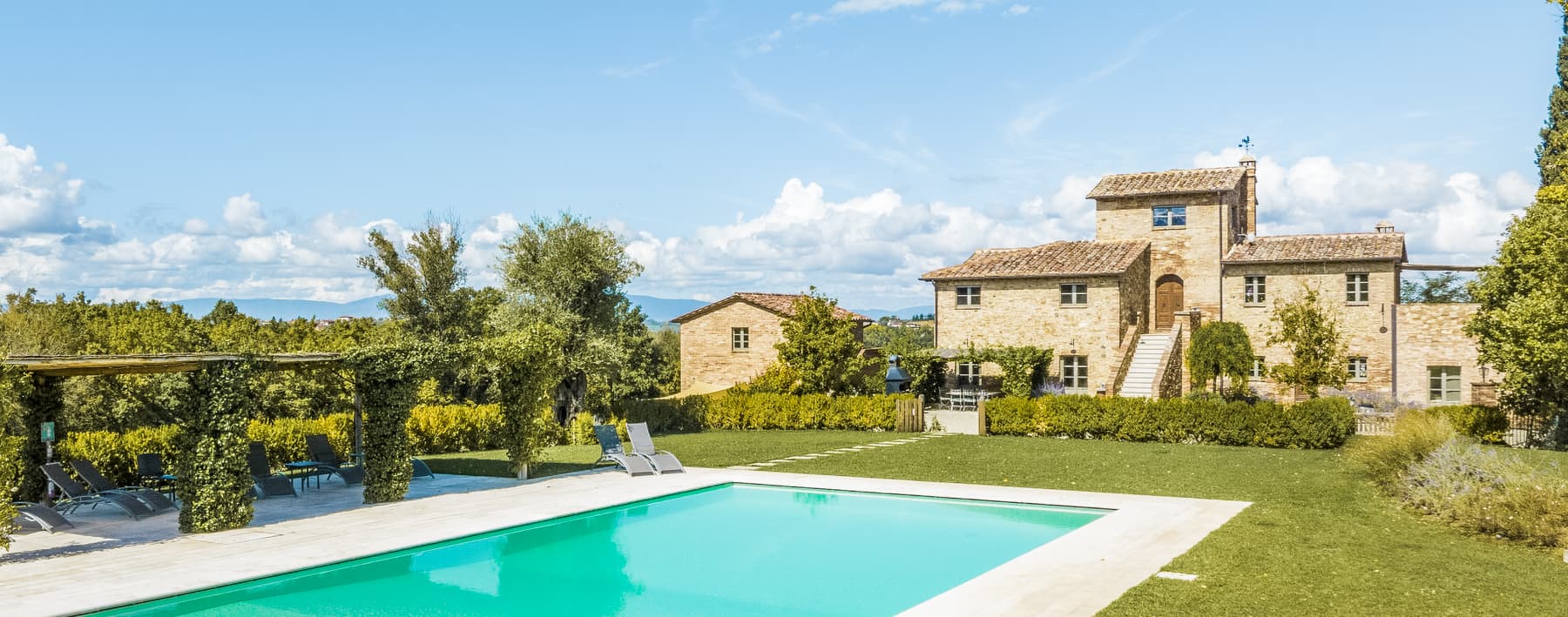 Casale di Lusso con Piscina nella Campagna Toscana