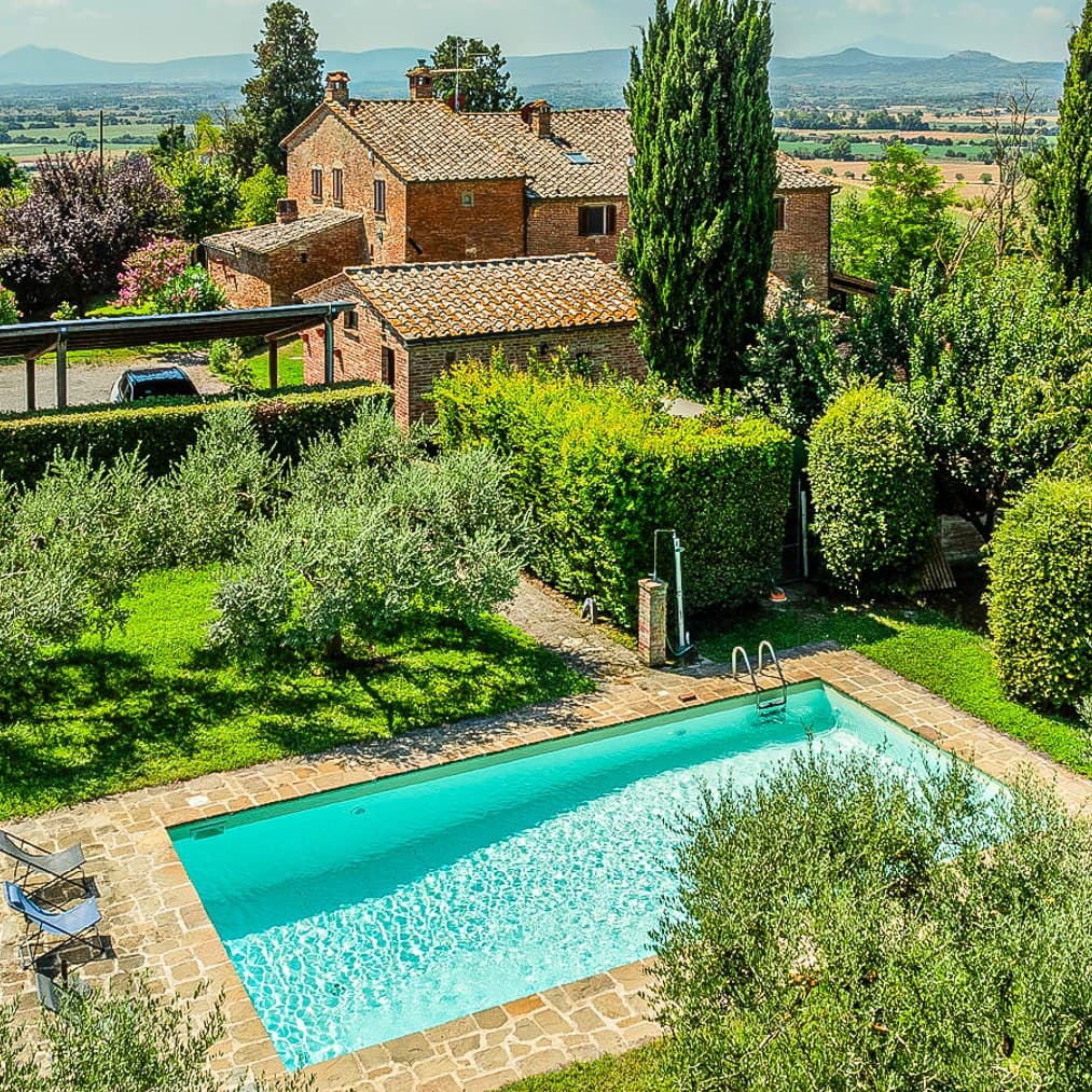 Casale con Piscina e Dépendance nella Campagna Toscana