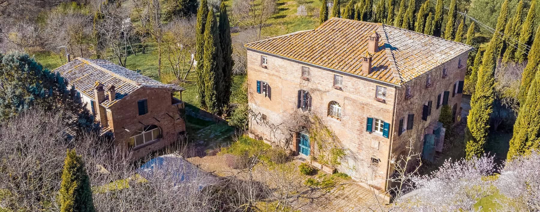 Casale toscano con dépendance e terreno a Sinalunga