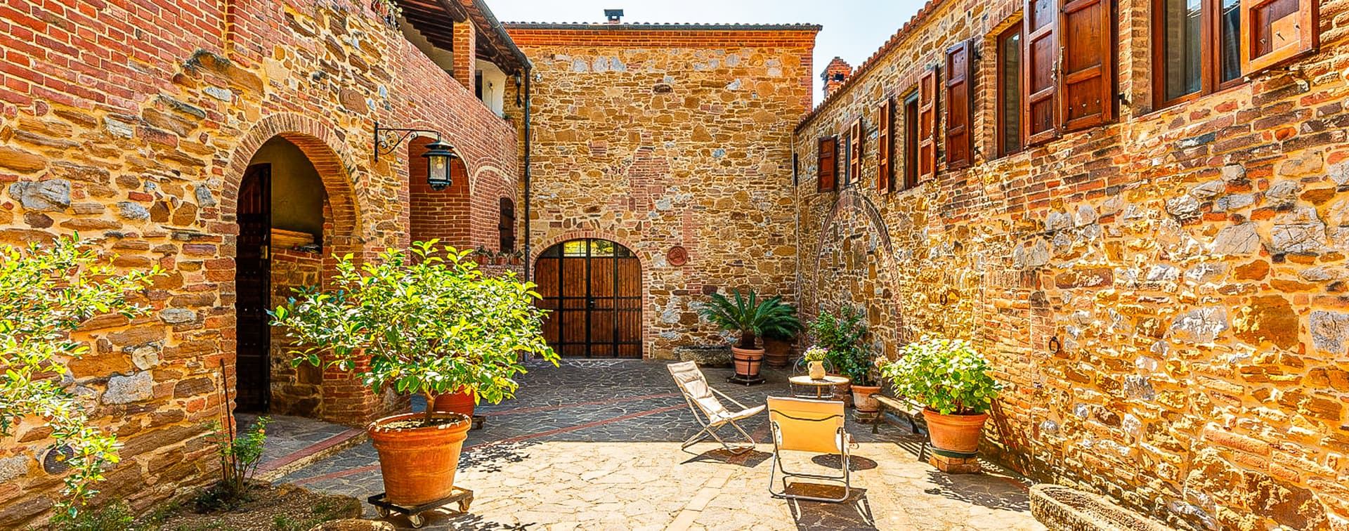 Casale panoramico con giardino nel cuore della Toscana