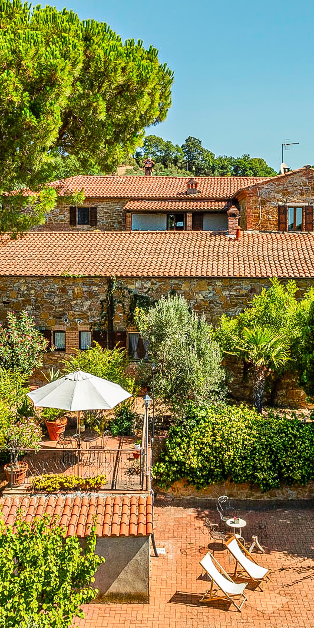 Casale panoramico con giardino nel cuore della Toscana