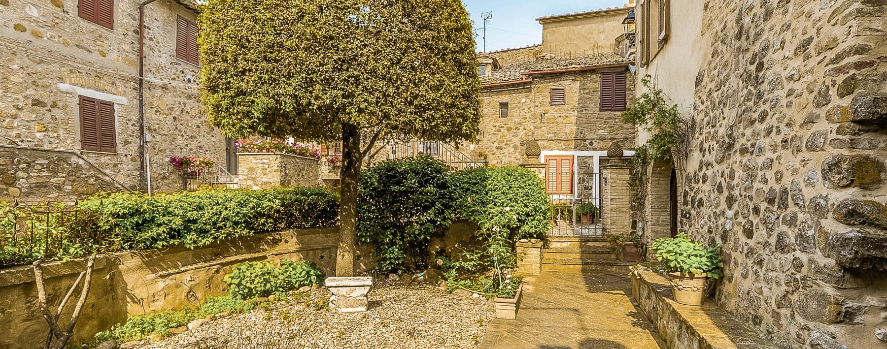 Tuscan-Style Villa with Garden in Radicofani, Tuscany