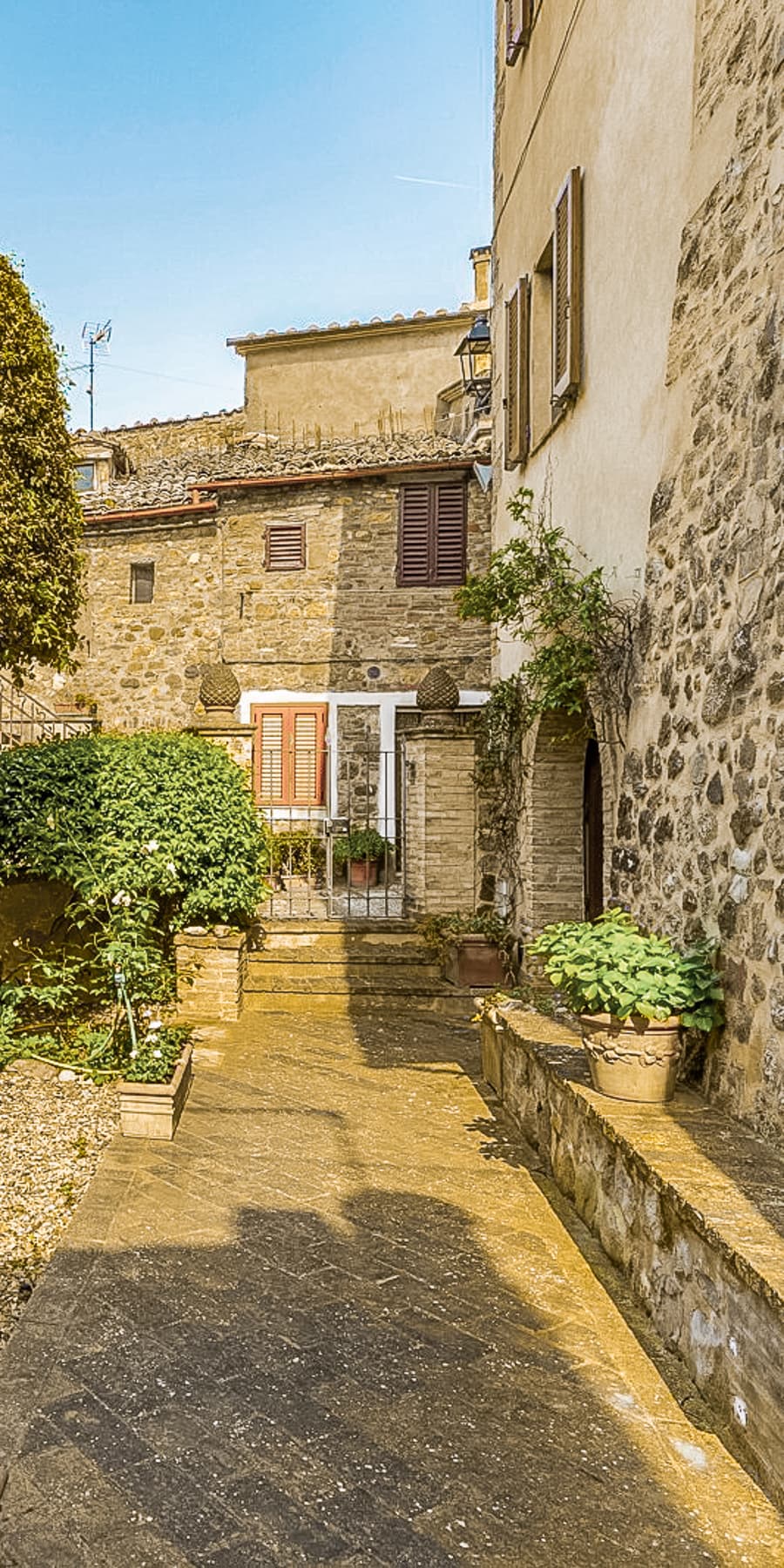 Tuscan-Style Villa with Garden in Radicofani, Tuscany