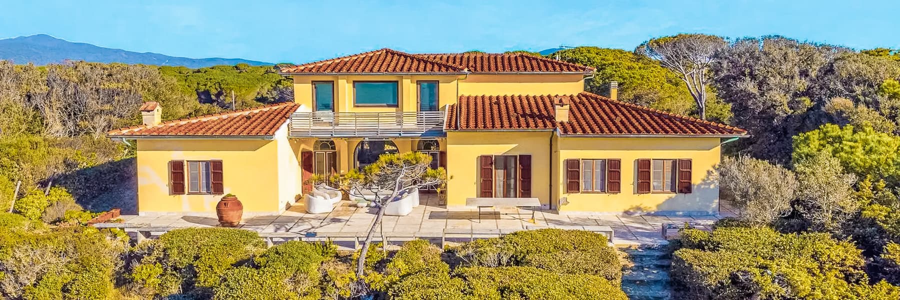 Beachfront Villa with Stunning Views in Tuscany