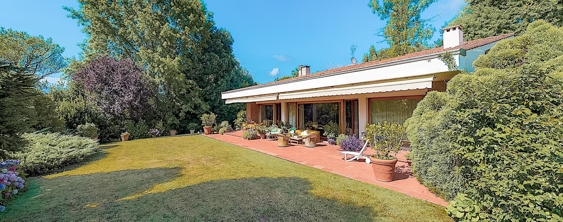 Villa di Design Recente con Parco Privato a Lucca