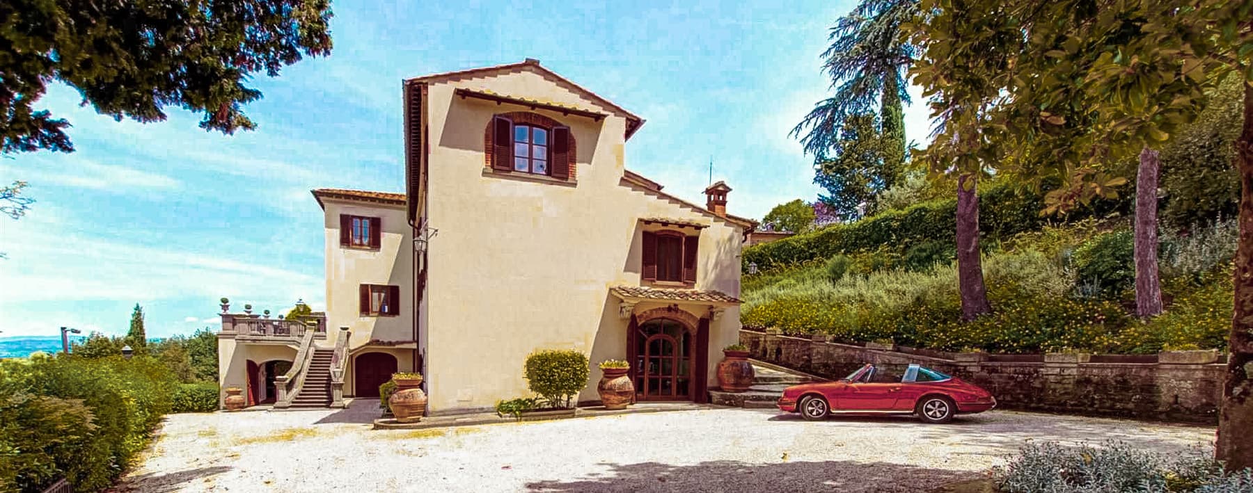 Villa for Sale in Staggiano, Arezzo with Garden