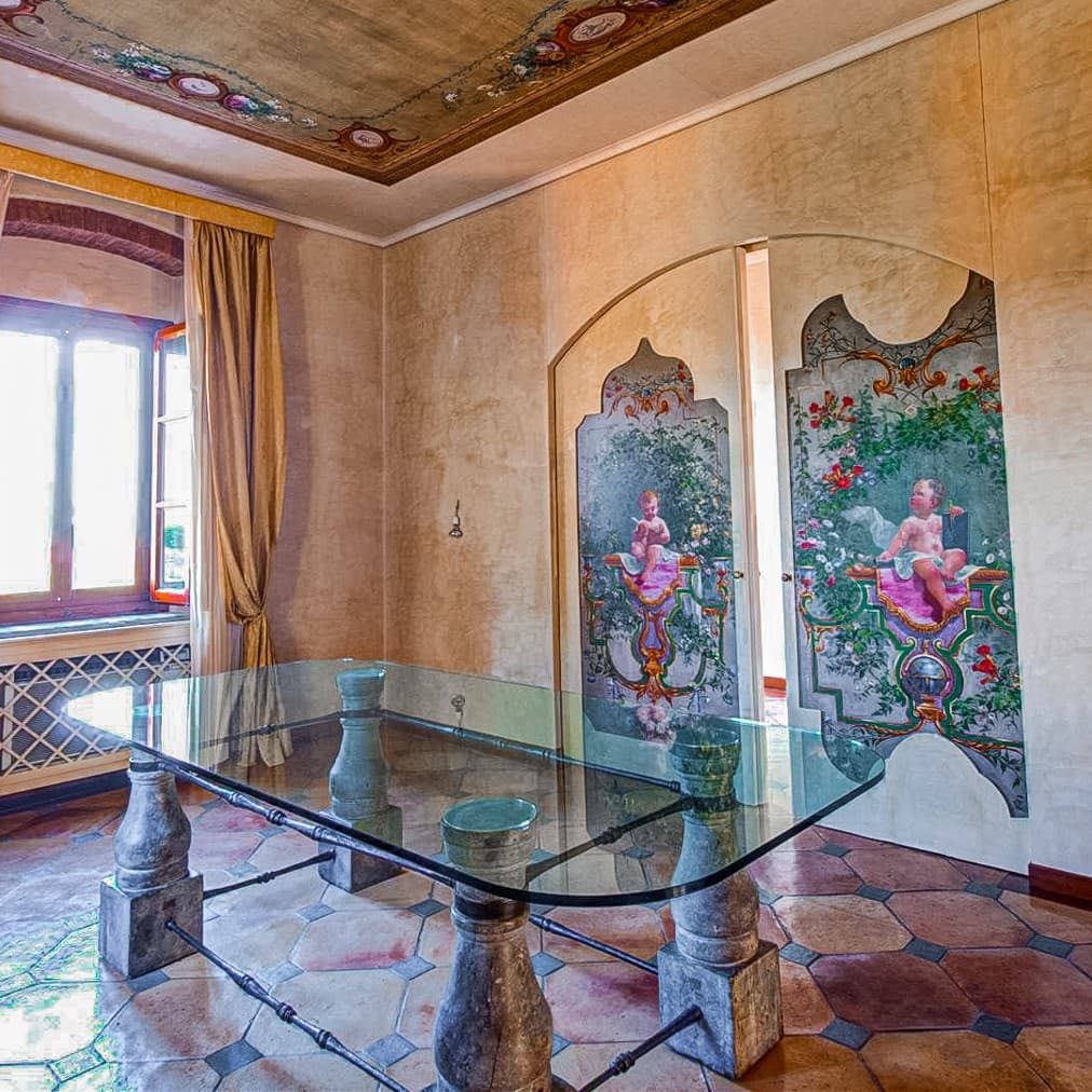 Villa for Sale in Staggiano, Arezzo with Garden