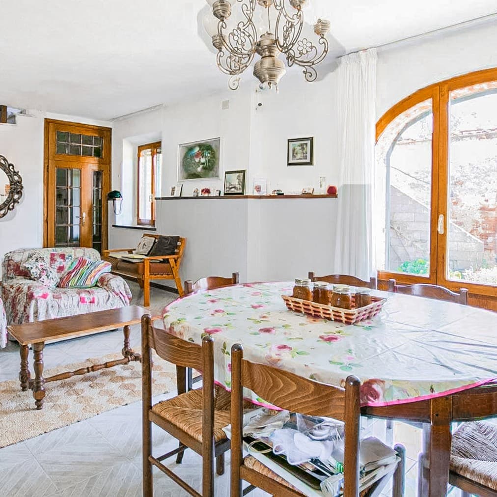 Rustic Country House in Scenic Tuscan Countryside