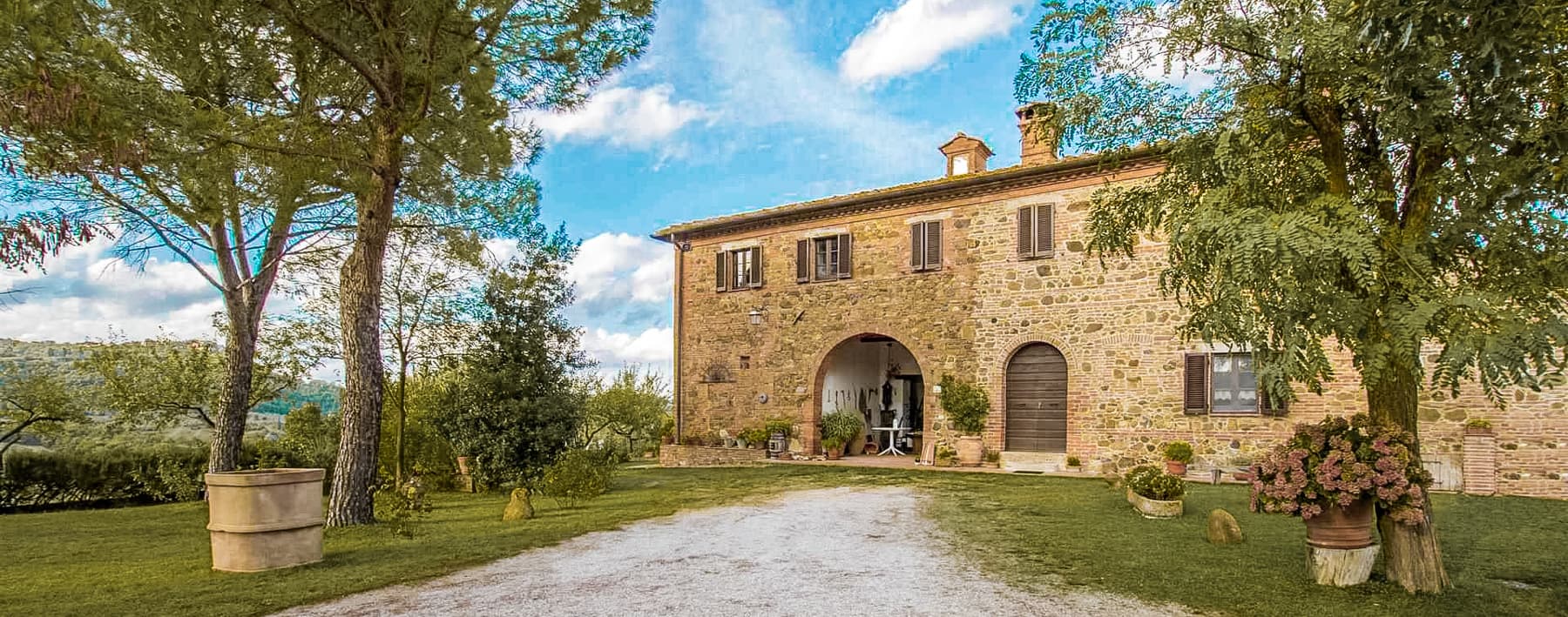 Casale panoramico tra le colline di Montepulciano, Toscana