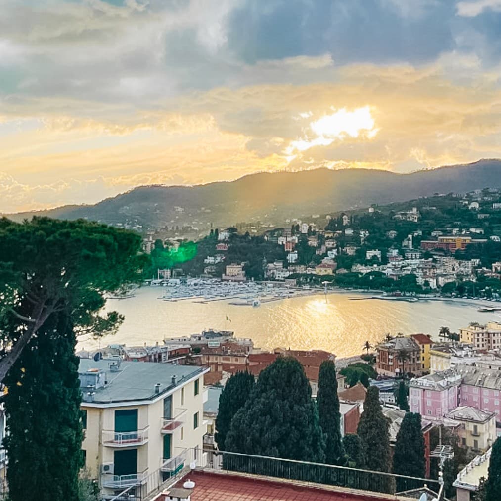 Attico panoramico a Rapallo con ampio terrazzo e box auto