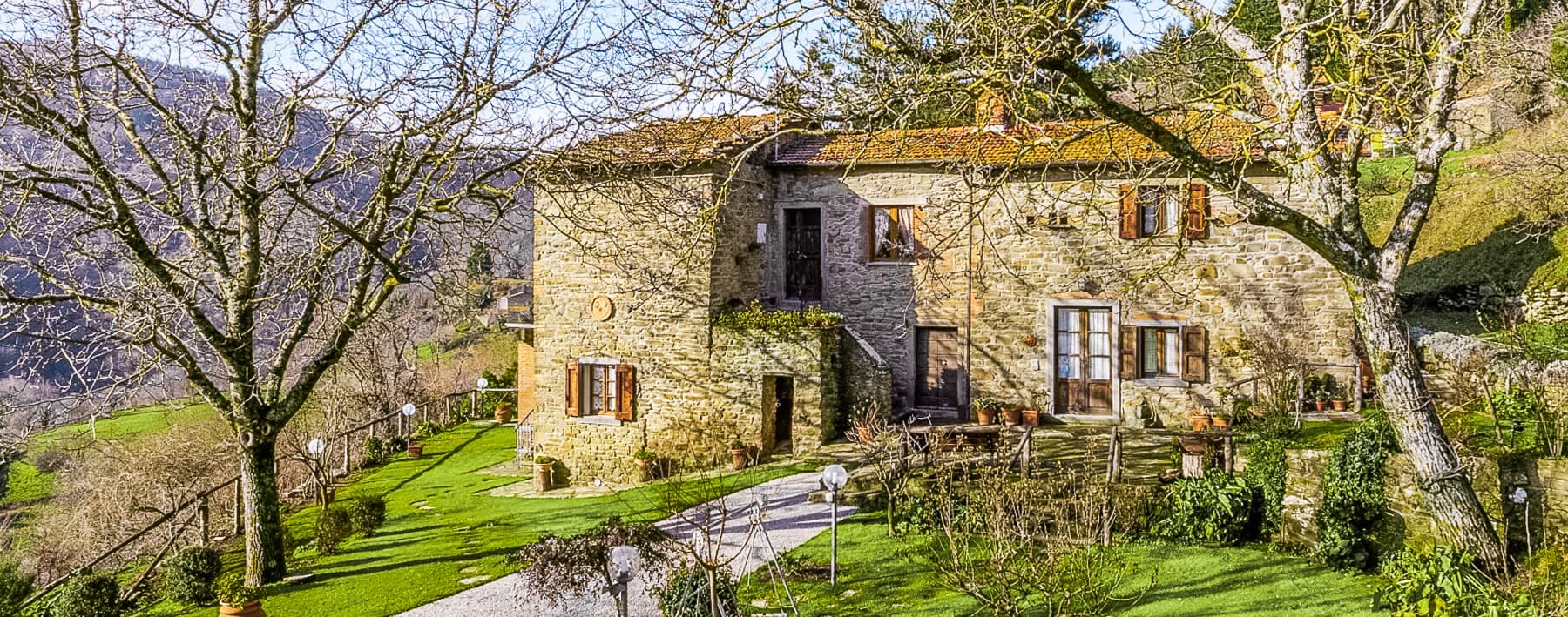 Casale panoramico con terreno a Cortona, Toscana