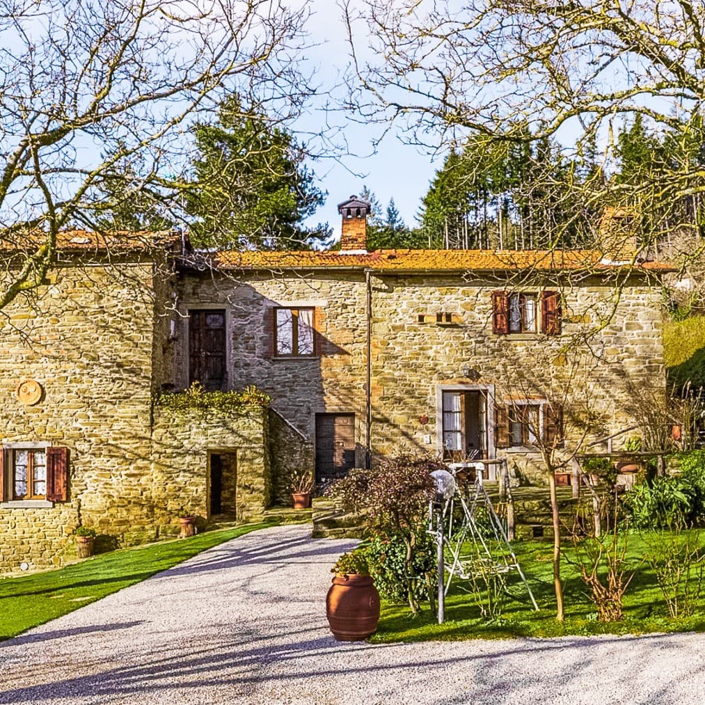 Casale panoramico con terreno a Cortona, Toscana