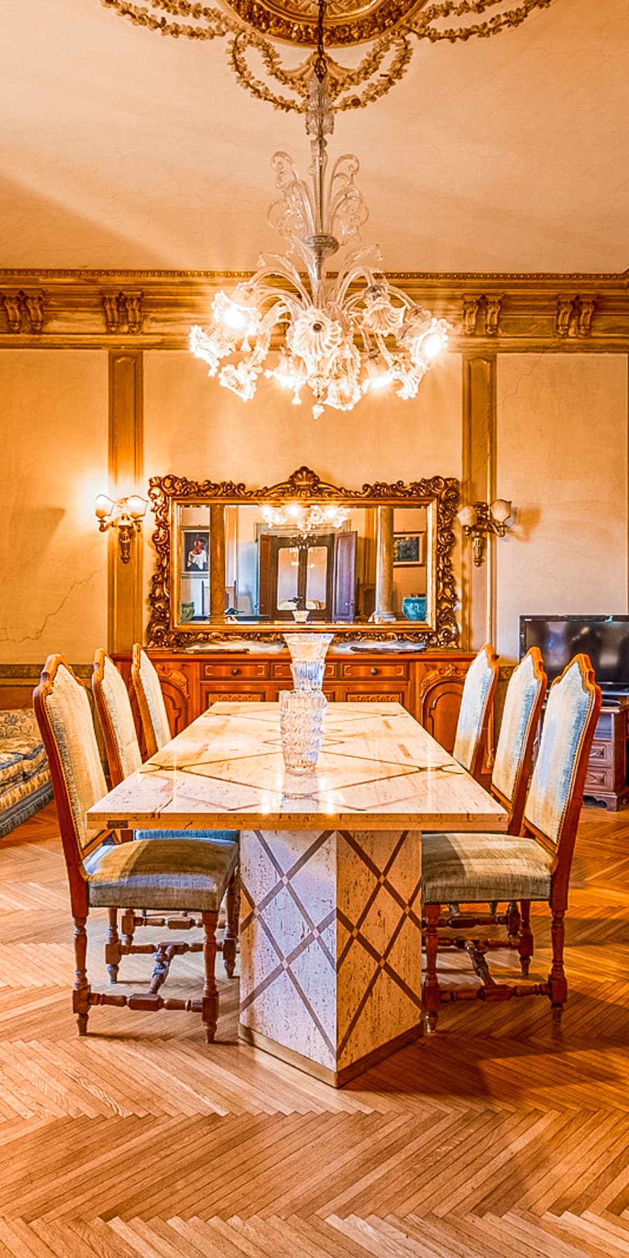 Elegant Apartment with Frescoes in Rome