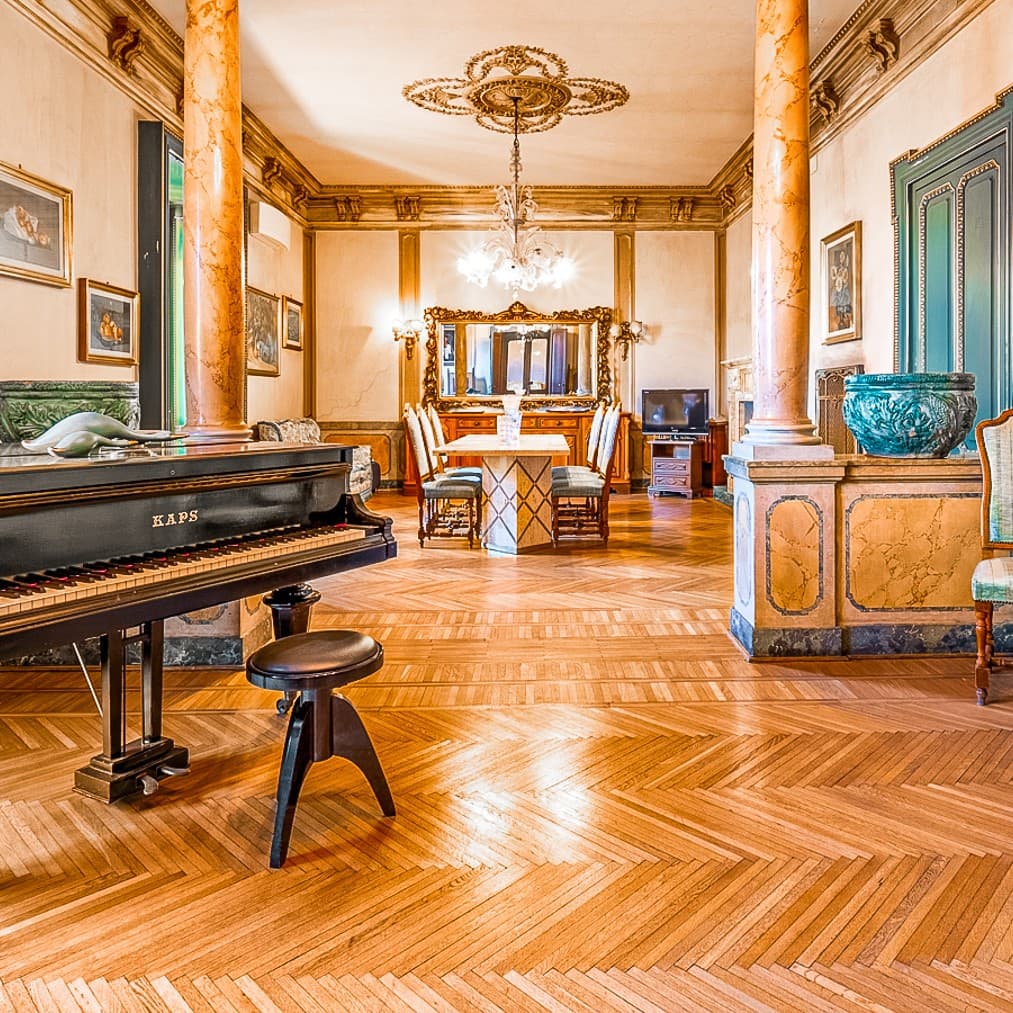 Elegant Apartment with Frescoes in Rome