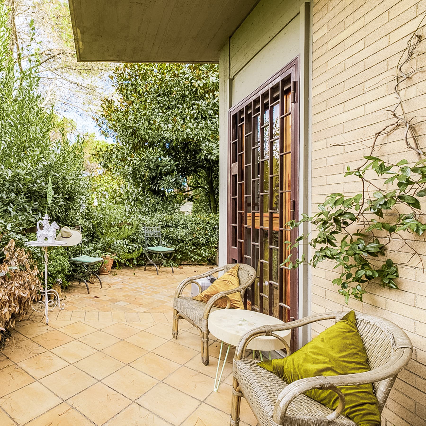 Spacious Apartment with Garden in Rome