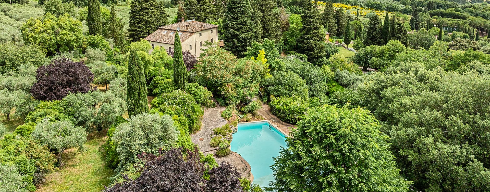 Casale storico con piscina nella campagna toscana