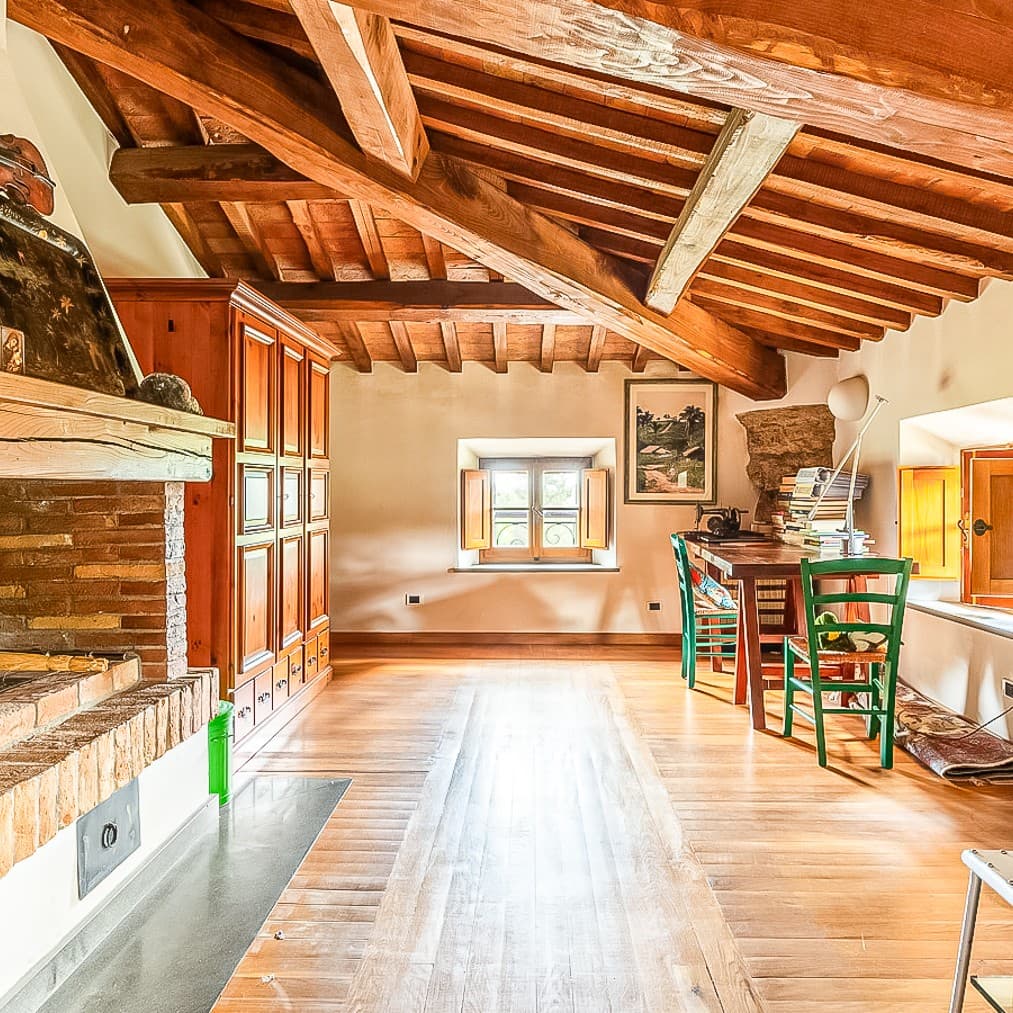 Casale storico con piscina nella campagna toscana