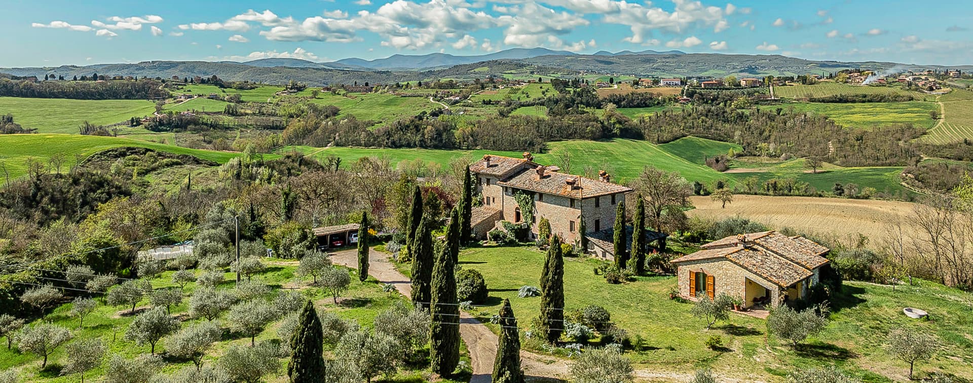 Casale storico con piscina e vista panoramica a Todi