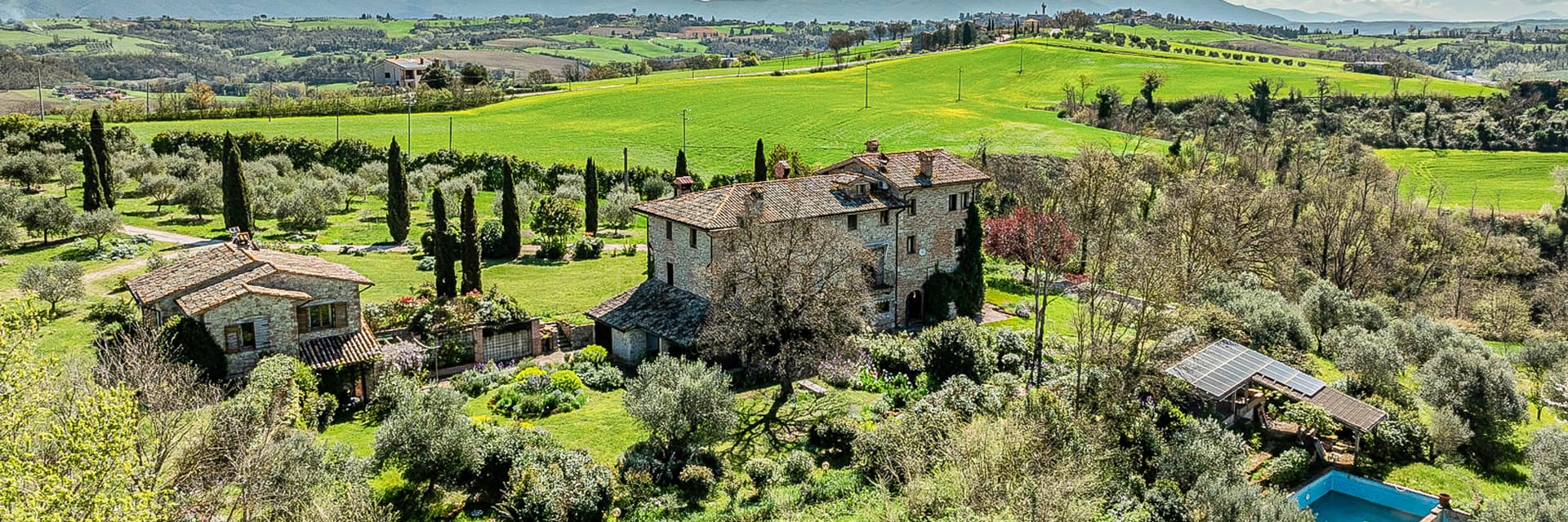 Casale storico con piscina e vista panoramica a Todi