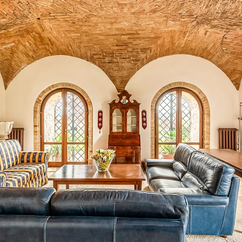 Casale storico con piscina e vista panoramica a Todi