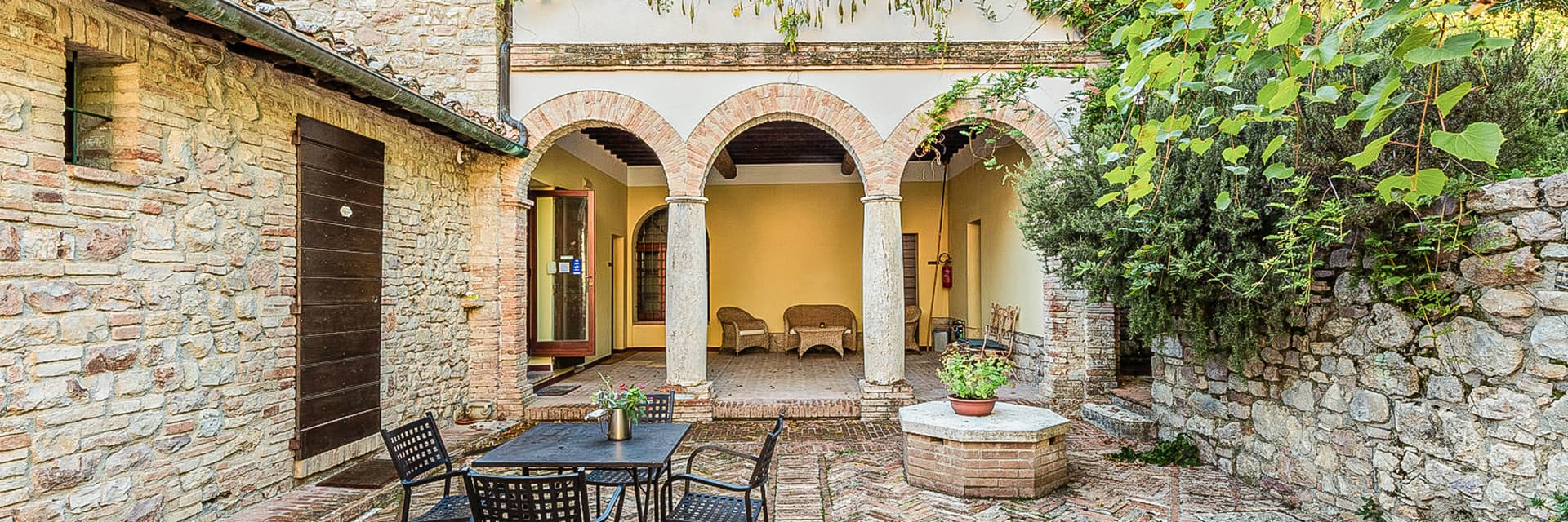 Casale storico con piscina a Corciano, cuore dell'Umbria