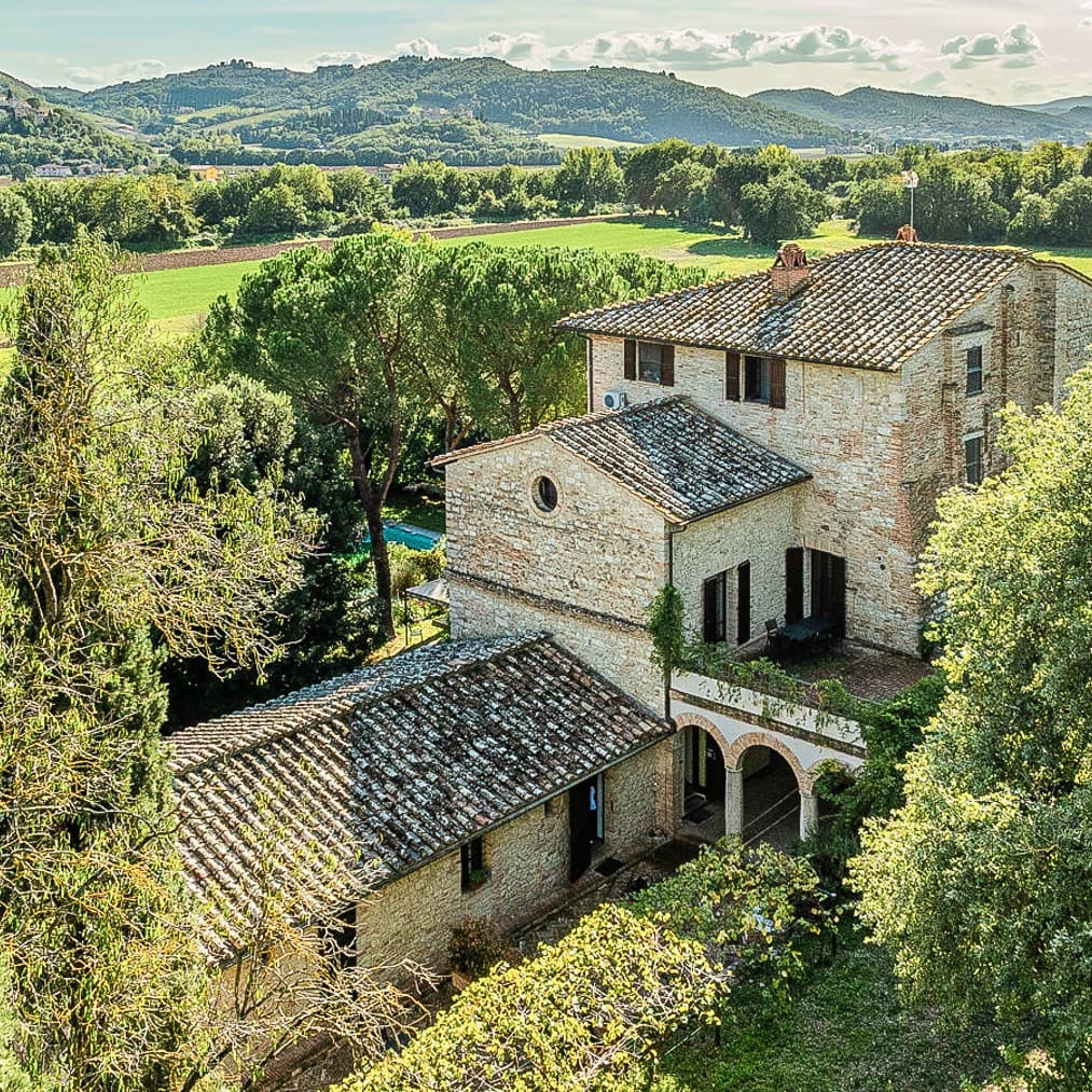 Casale storico con piscina a Corciano, cuore dell'Umbria