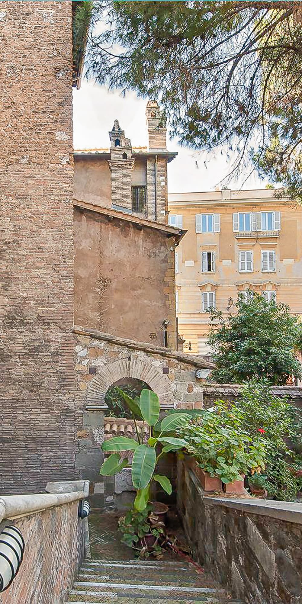 Historic Patrician Palace in Rome's Trastevere