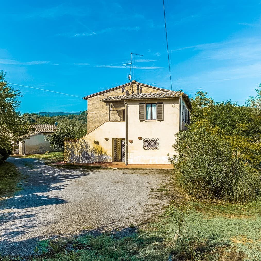 Casale con Terreno Privato a Chiusi in Toscana