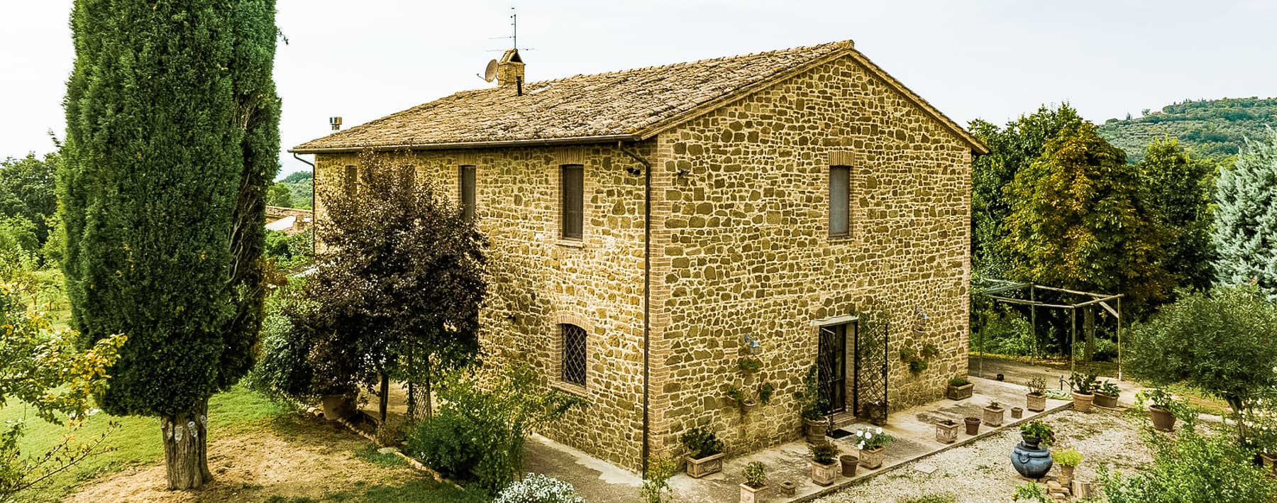 Casale ristrutturato con piscina e terreno a Deruta, Umbria