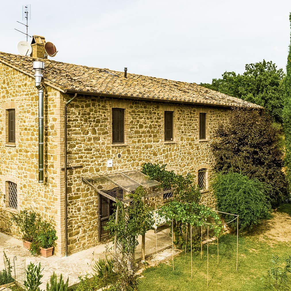 Casale ristrutturato con piscina e terreno a Deruta, Umbria